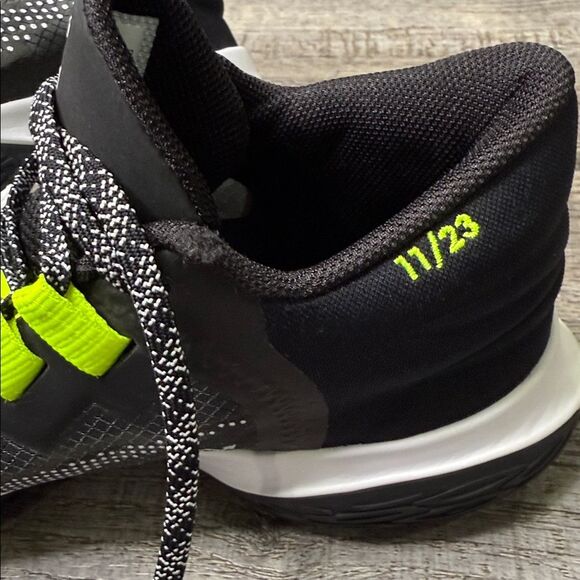 Nike Kyrie Flytrap 5 Black, Cool Grey and Neon Green Basketball Athletic Shoes